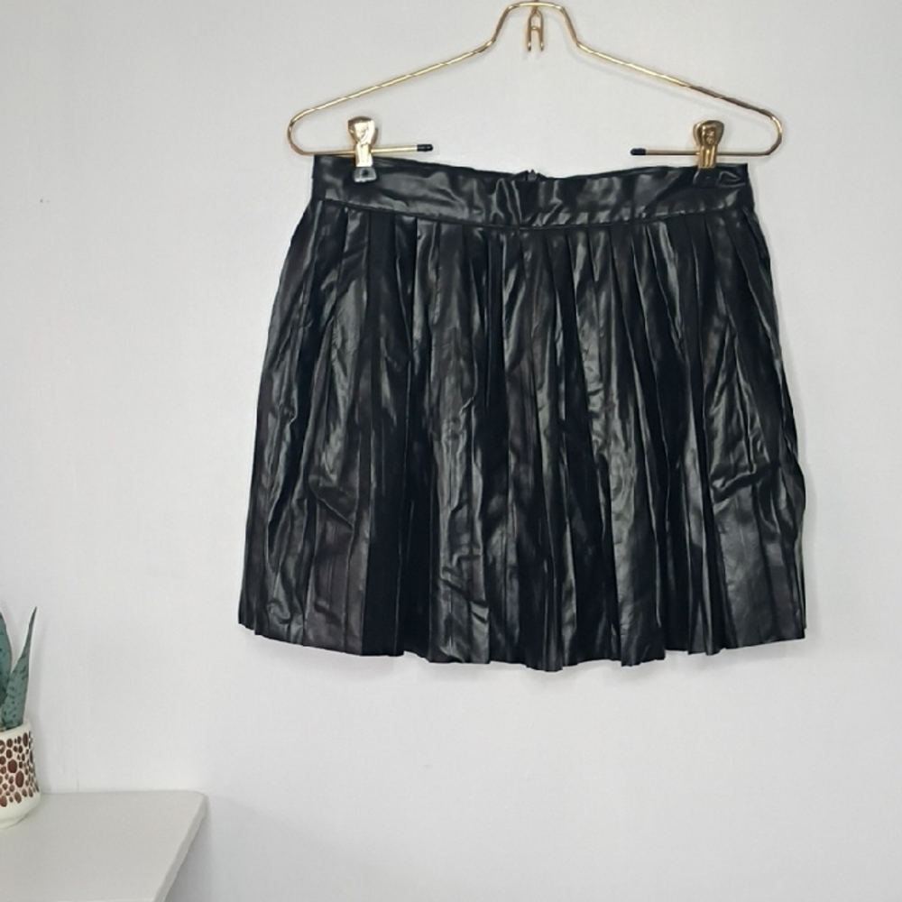 SHEIN Black Pleated Skirt Women’s Medium 6 Shiny PU Faux Leather Mini